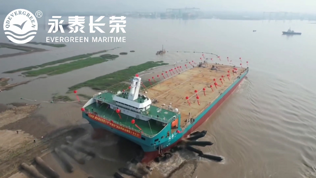 2023 年 6 月,全球首艘江海直達(dá)DP2多用途雙體運(yùn)輸接駁船“風(fēng)海達(dá)“在浙江臺州方振船業(yè)采用氣囊上排下水順利吉水。