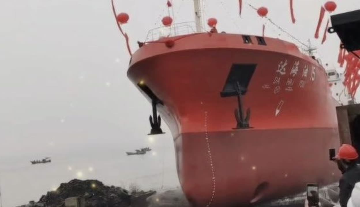 賀“達(dá)海油15”船氣囊上排下水吉水接水順利#達(dá)海油15#氣囊下水#船舶下水#船用氣囊