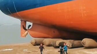 鏟車助推8200噸散貨船“遠(yuǎn)景發(fā)展”氣囊上排下水吉水接水順利#氣囊下水#船舶下水#船用氣囊#散貨船下水#遠(yuǎn)景發(fā)展