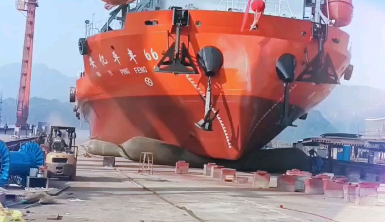 祝賀臺(tái)州楓葉船廠“安億平豐”船氣囊上排下水吉水接水順利